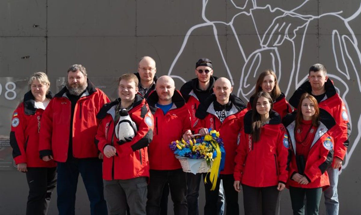 Участники экспедиции сделали памятное фото у памятника Грушевского