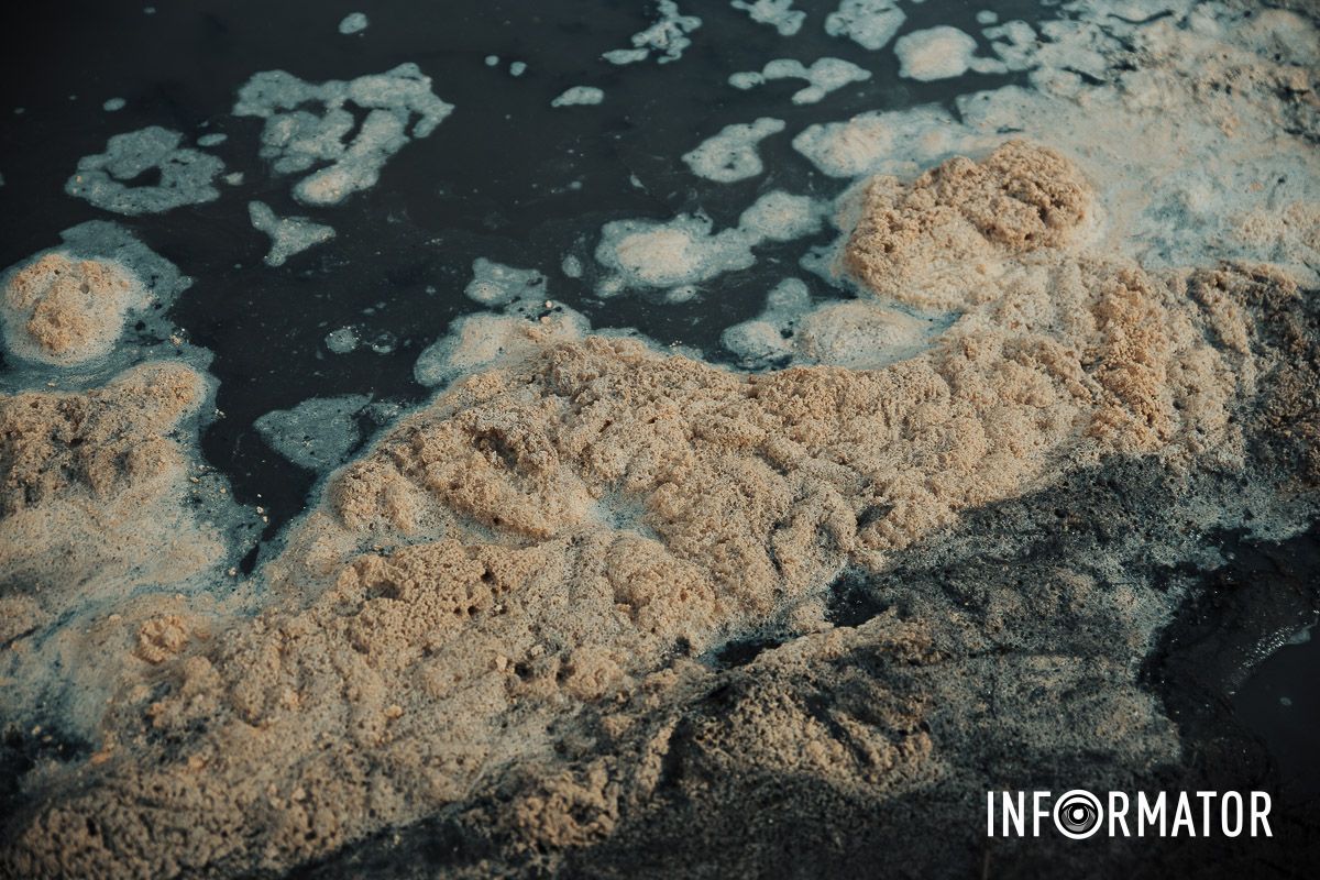 Пенная вода превратила ж/м Северный в Днепре в маленькую Венецию: 1