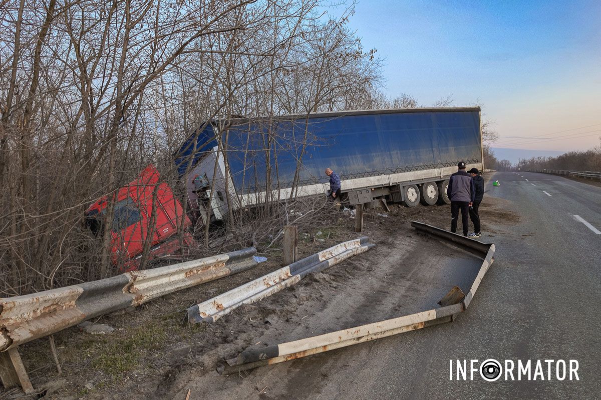 Фура Renault знесла у відбійник та злетіла у кювет У понеділок, 10 березня, сталася ДТП на трасі Н-31 «Дніпро – Решетилівка». На шляхопроводі між Орільським (раніше – Партизанське) та Баловкою фура Renault знесла у відбійник та злетіла у кювет. Попередньо, обійшлося без постраждалих. 6