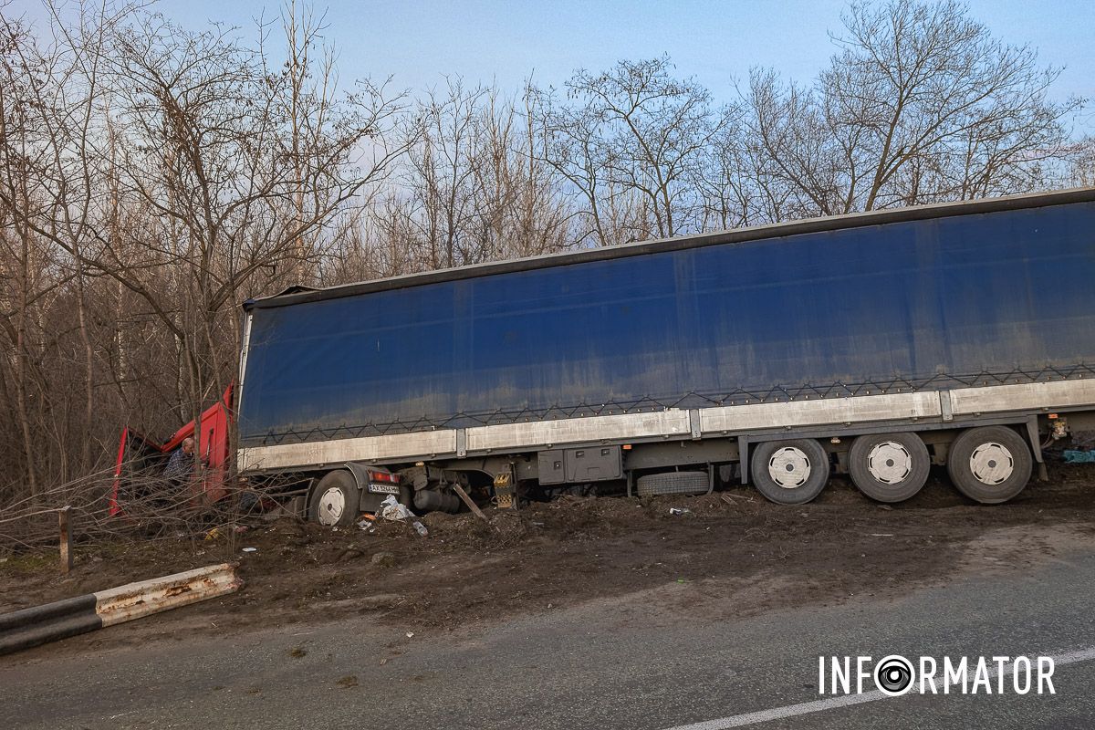 Будьте уважні на цій ділянці У понеділок, 10 березня, сталася ДТП на трасі Н-31 «Дніпро – Решетилівка». На шляхопроводі між Орільським (раніше – Партизанське) та Баловкою фура Renault знесла у відбійник та злетіла у кювет. Попередньо, обійшлося без постраждалих. 9