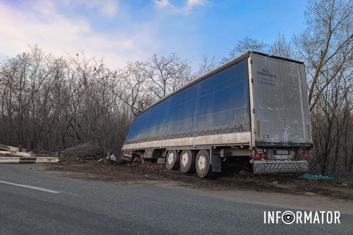 ДТП на трасі Н-31 «Дніпро – Решетилівка» У понеділок, 10 березня, сталася ДТП на трасі Н-31 «Дніпро – Решетилівка». На шляхопроводі між Орільським (раніше – Партизанське) та Баловкою фура Renault знесла у відбійник та злетіла у кювет. Попередньо, обійшлося без постраждалих. 1