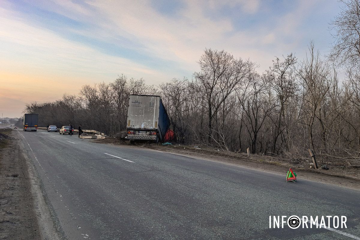 Затору на місці немає У понеділок, 10 березня, сталася ДТП на трасі Н-31 «Дніпро – Решетилівка». На шляхопроводі між Орільським (раніше – Партизанське) та Баловкою фура Renault знесла у відбійник та злетіла у кювет. Попередньо, обійшлося без постраждалих. 4