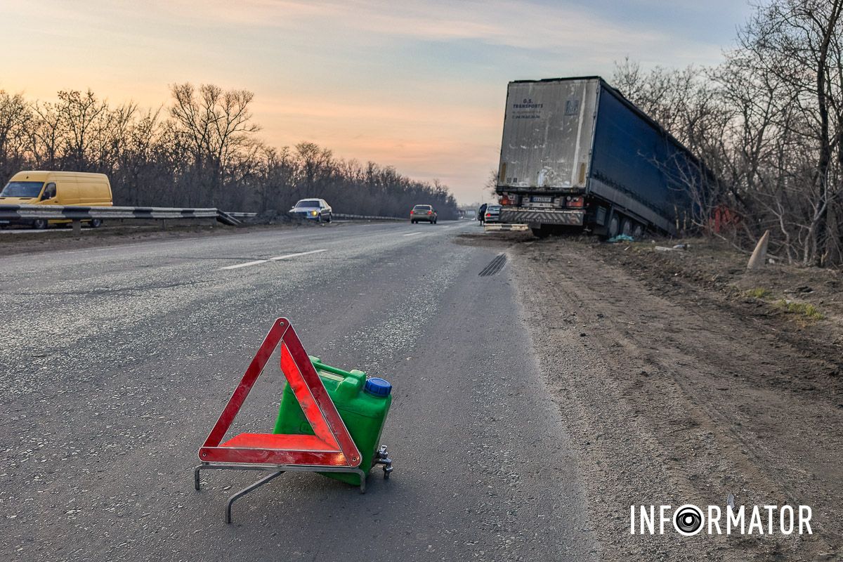 На дорозі лежить пошкоджений відбійник У понеділок, 10 березня, сталася ДТП на трасі Н-31 «Дніпро – Решетилівка». На шляхопроводі між Орільським (раніше – Партизанське) та Баловкою фура Renault знесла у відбійник та злетіла у кювет. Попередньо, обійшлося без постраждалих. 7