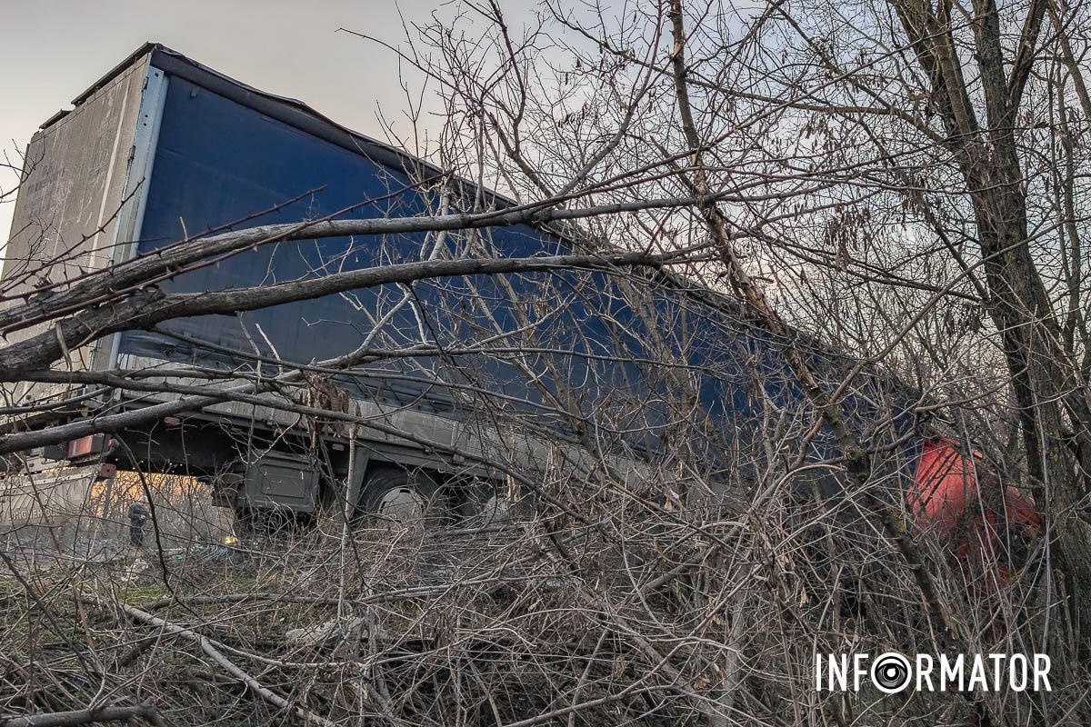 Обійшлося без постраждалих У понеділок, 10 березня, сталася ДТП на трасі Н-31 «Дніпро – Решетилівка». На шляхопроводі між Орільським (раніше – Партизанське) та Баловкою фура Renault знесла у відбійник та злетіла у кювет. Попередньо, обійшлося без постраждалих. 3