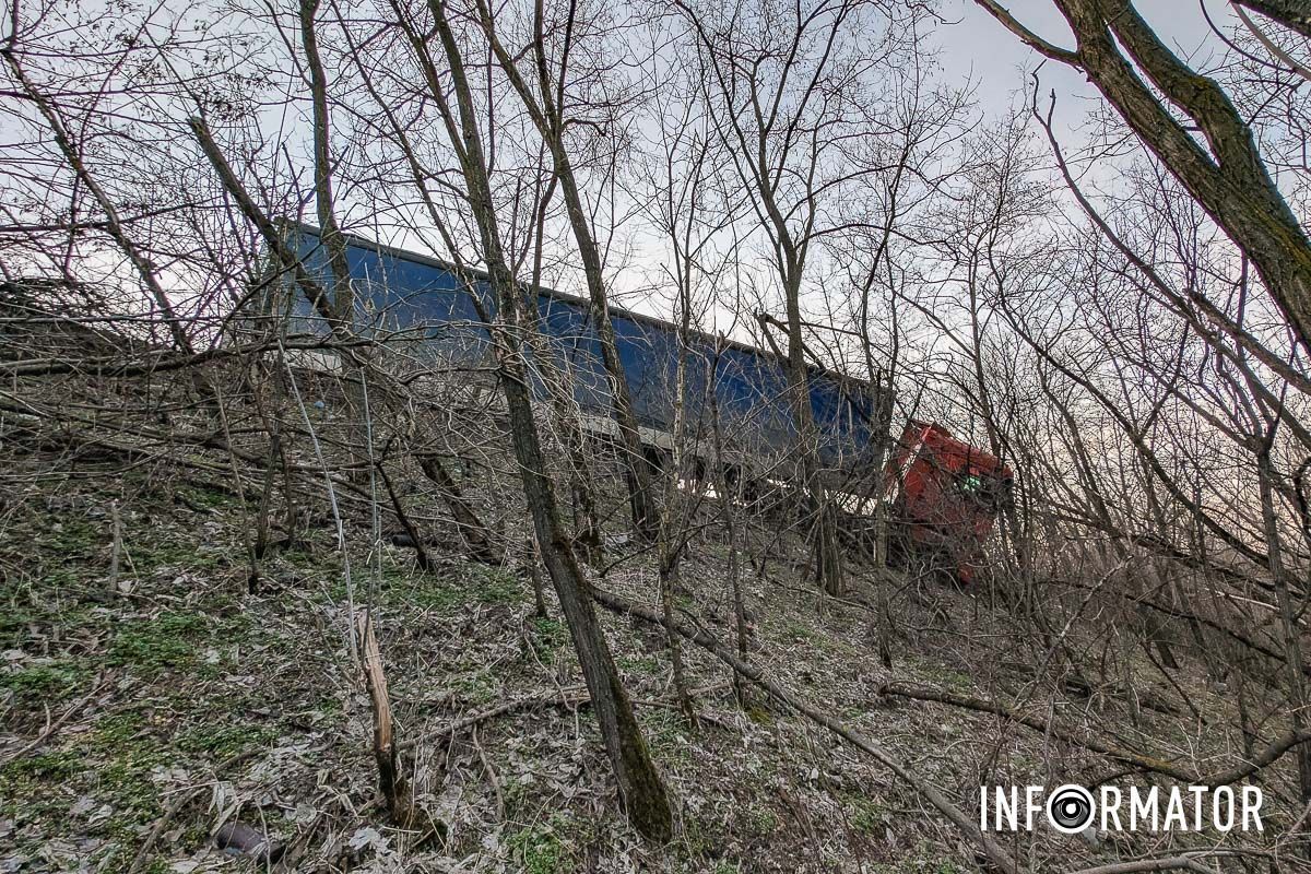 Аварія трапилася близько 16:30 У понеділок, 10 березня, сталася ДТП на трасі Н-31 «Дніпро – Решетилівка». На шляхопроводі між Орільським (раніше – Партизанське) та Баловкою фура Renault знесла у відбійник та злетіла у кювет. Попередньо, обійшлося без постраждалих. 10
