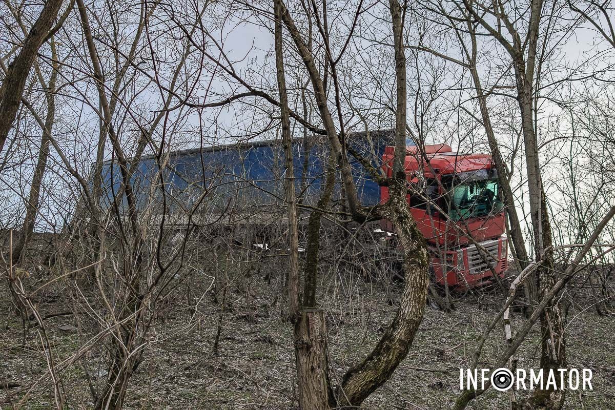 Фура Renault злетіла у кювет У понеділок, 10 березня, сталася ДТП на трасі Н-31 «Дніпро – Решетилівка». На шляхопроводі між Орільським (раніше – Партизанське) та Баловкою фура Renault знесла у відбійник та злетіла у кювет. Попередньо, обійшлося без постраждалих. 2