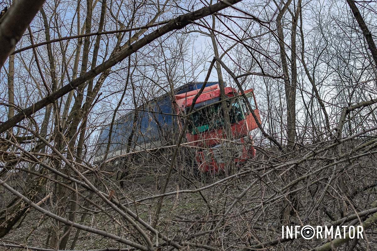 Усі обставини аварії встановлюють У понеділок, 10 березня, сталася ДТП на трасі Н-31 «Дніпро – Решетилівка». На шляхопроводі між Орільським (раніше – Партизанське) та Баловкою фура Renault знесла у відбійник та злетіла у кювет. Попередньо, обійшлося без постраждалих. 11