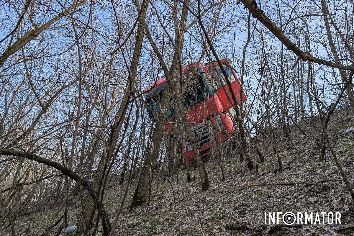 На місце викликали патрульну поліцію У понеділок, 10 березня, сталася ДТП на трасі Н-31 «Дніпро – Решетилівка». На шляхопроводі між Орільським (раніше – Партизанське) та Баловкою фура Renault знесла у відбійник та злетіла у кювет. Попередньо, обійшлося без постраждалих. 8