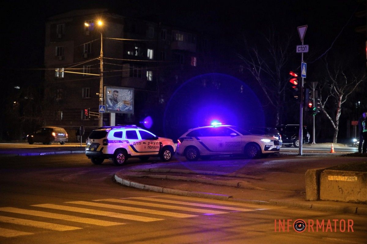 Автомобіль Audi зачепив жінку, яка йшла по пішохідному переходу, попередньо, на червоний сигнал світлофора Автомобіль Audi зачепив жінку, яка йшла по пішохідному переходу, попередньо, на червоний сигнал світлофора