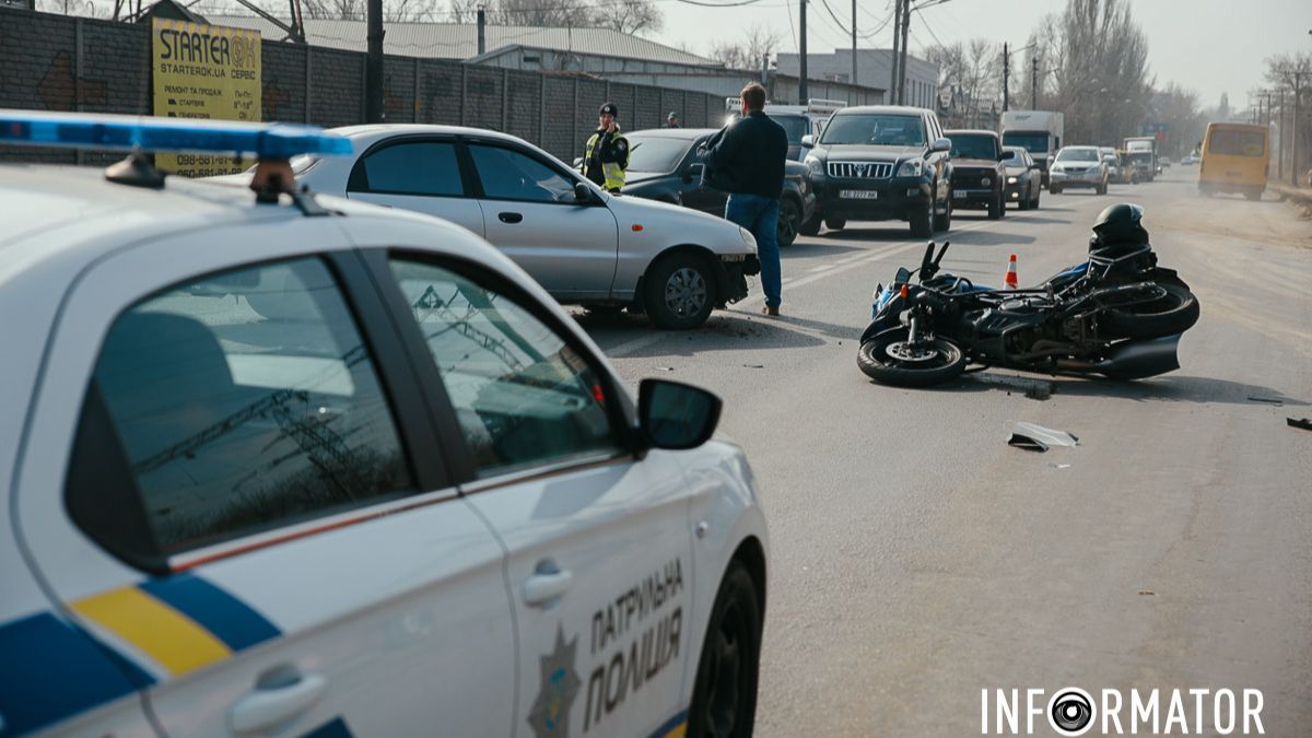 У Дніпрі на Нечуя-Левицького зіткнулись Daewoo та мотоцикліст: рух ускладнений