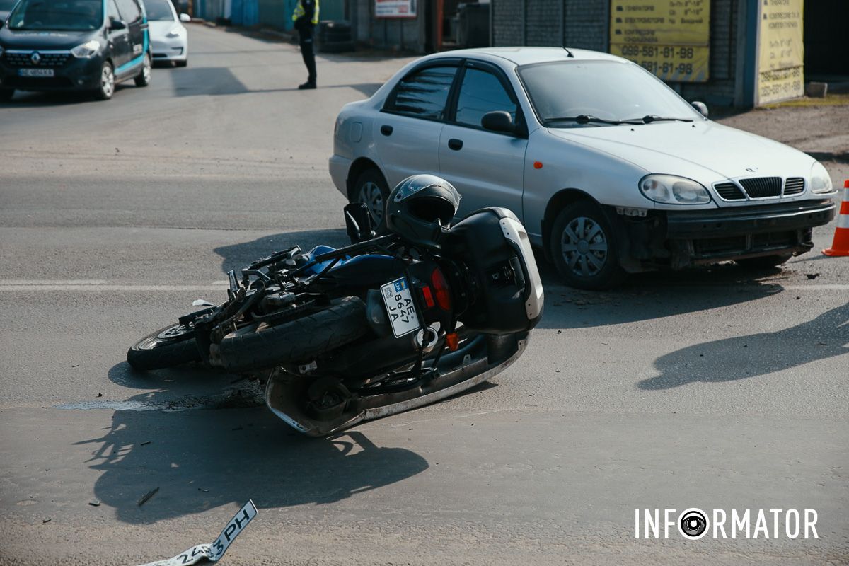 У Дніпрі на Нечуя-Левицького зіткнулись Daewoo та мотоцикліст: рух ускладнений 17