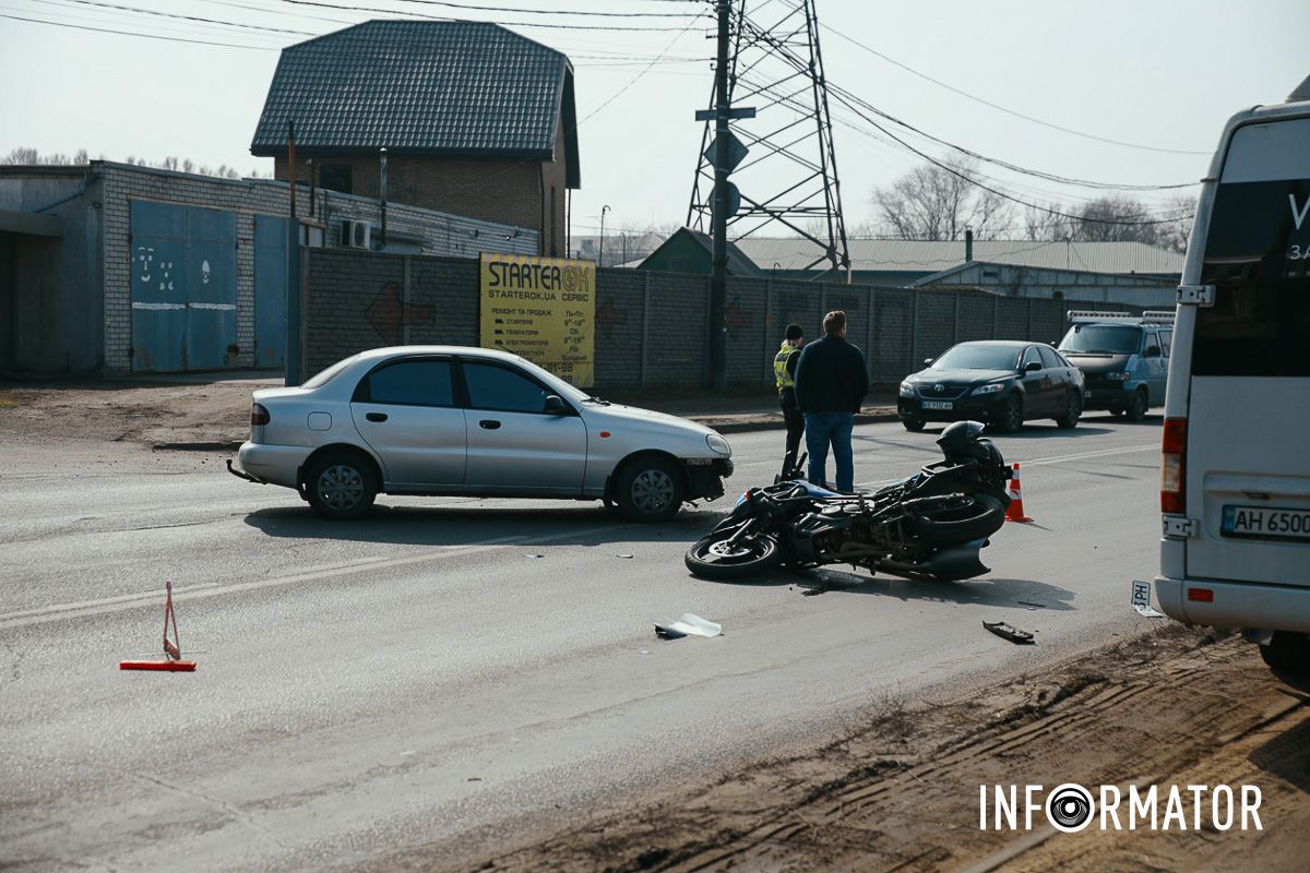 У Дніпрі на Нечуя-Левицького зіткнулись Daewoo та мотоцикліст: рух ускладнений 16