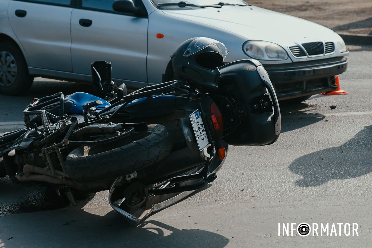 У Дніпрі на Нечуя-Левицького зіткнулись Daewoo та мотоцикліст: рух ускладнений 2