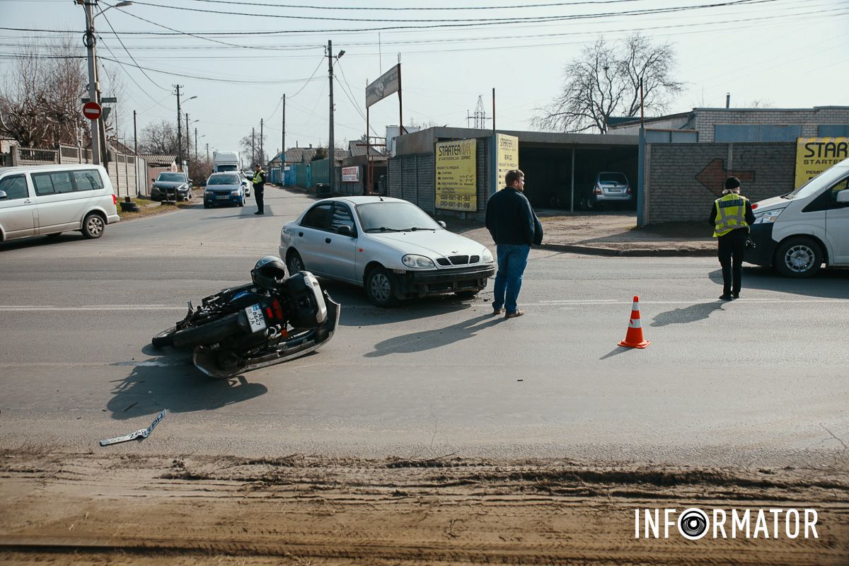 У Дніпрі на Нечуя-Левицького зіткнулись Daewoo та мотоцикліст: рух ускладнений 1