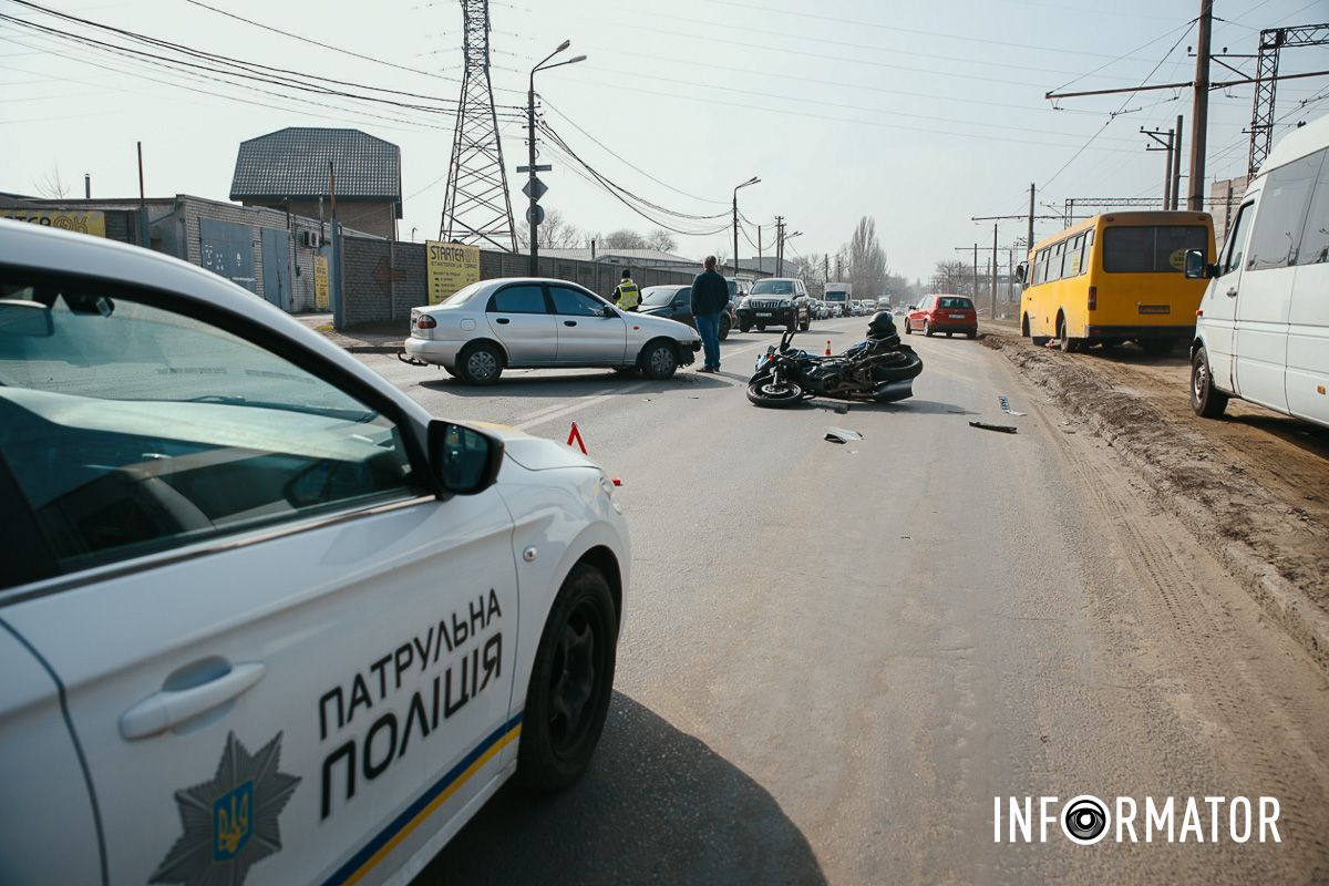 У Дніпрі на Нечуя-Левицького зіткнулись Daewoo та мотоцикліст: рух ускладнений 3