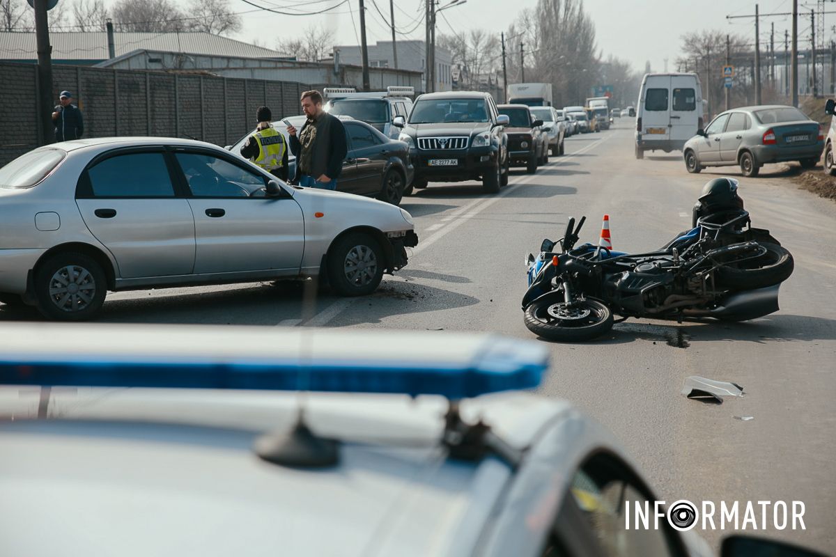 У Дніпрі на Нечуя-Левицького зіткнулись Daewoo та мотоцикліст: рух ускладнений 4