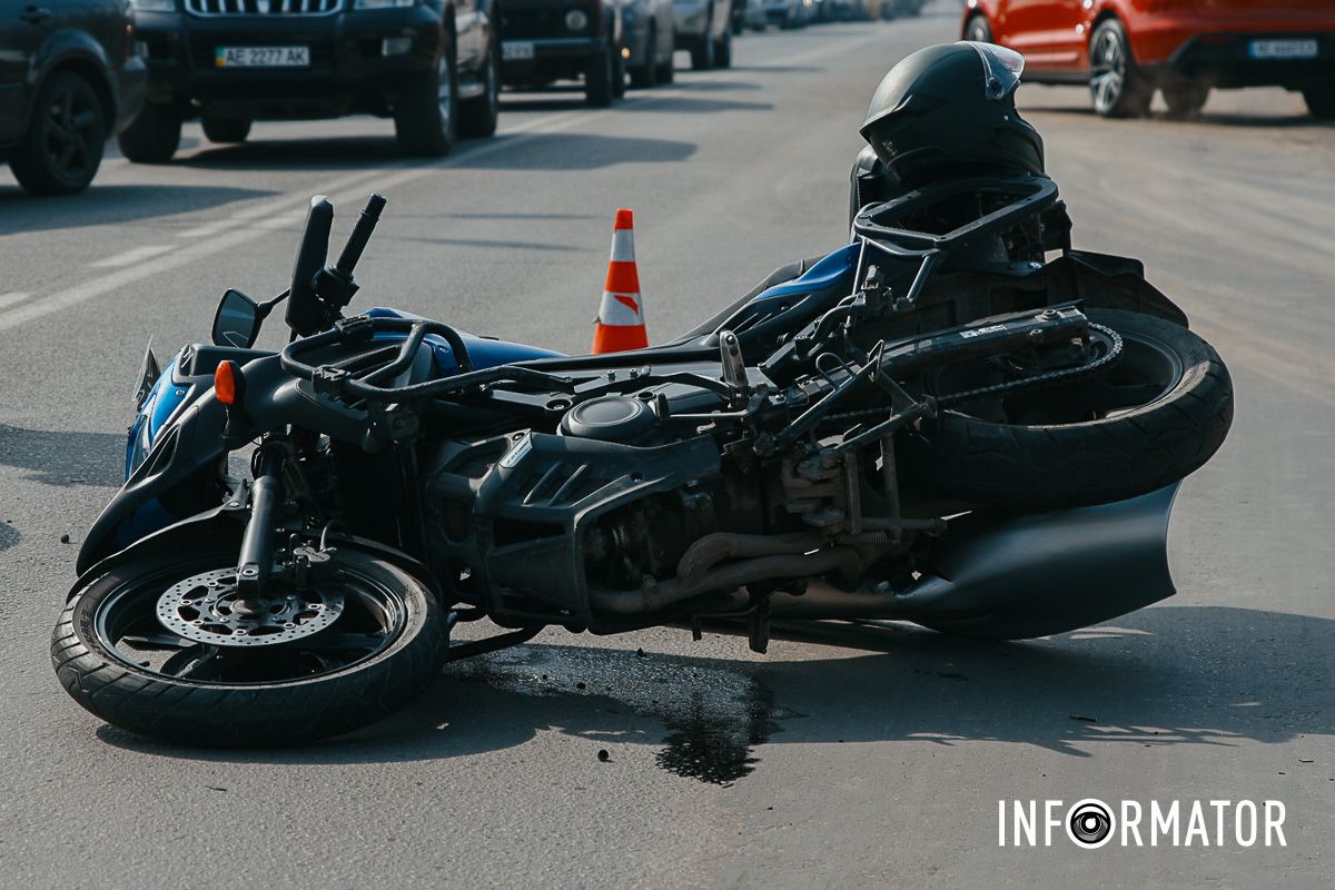 У Дніпрі на Нечуя-Левицького зіткнулись Daewoo та мотоцикліст: рух ускладнений 7