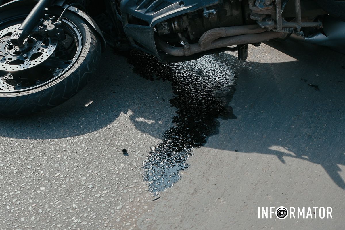 У Дніпрі на Нечуя-Левицького зіткнулись Daewoo та мотоцикліст: рух ускладнений 6