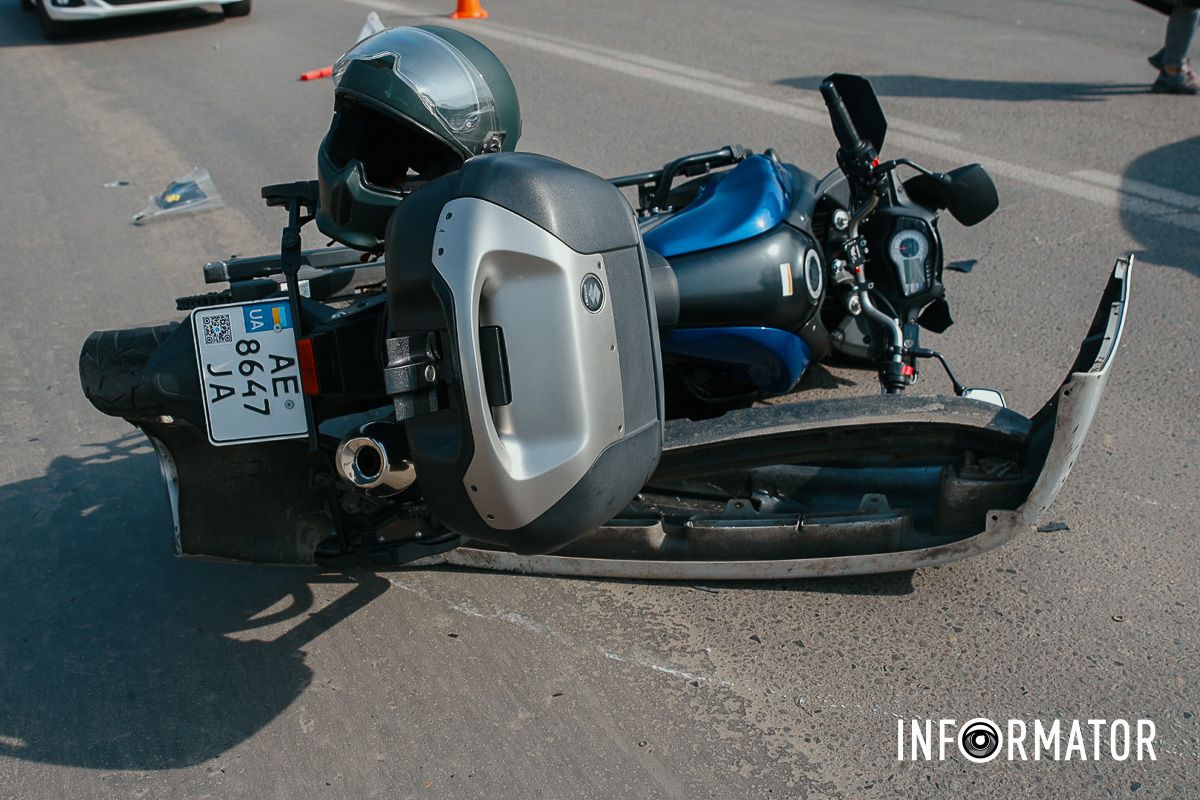 У Дніпрі на Нечуя-Левицького зіткнулись Daewoo та мотоцикліст: рух ускладнений 9