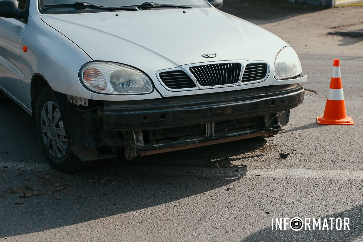 У Дніпрі на Нечуя-Левицького зіткнулись Daewoo та мотоцикліст: рух ускладнений 10