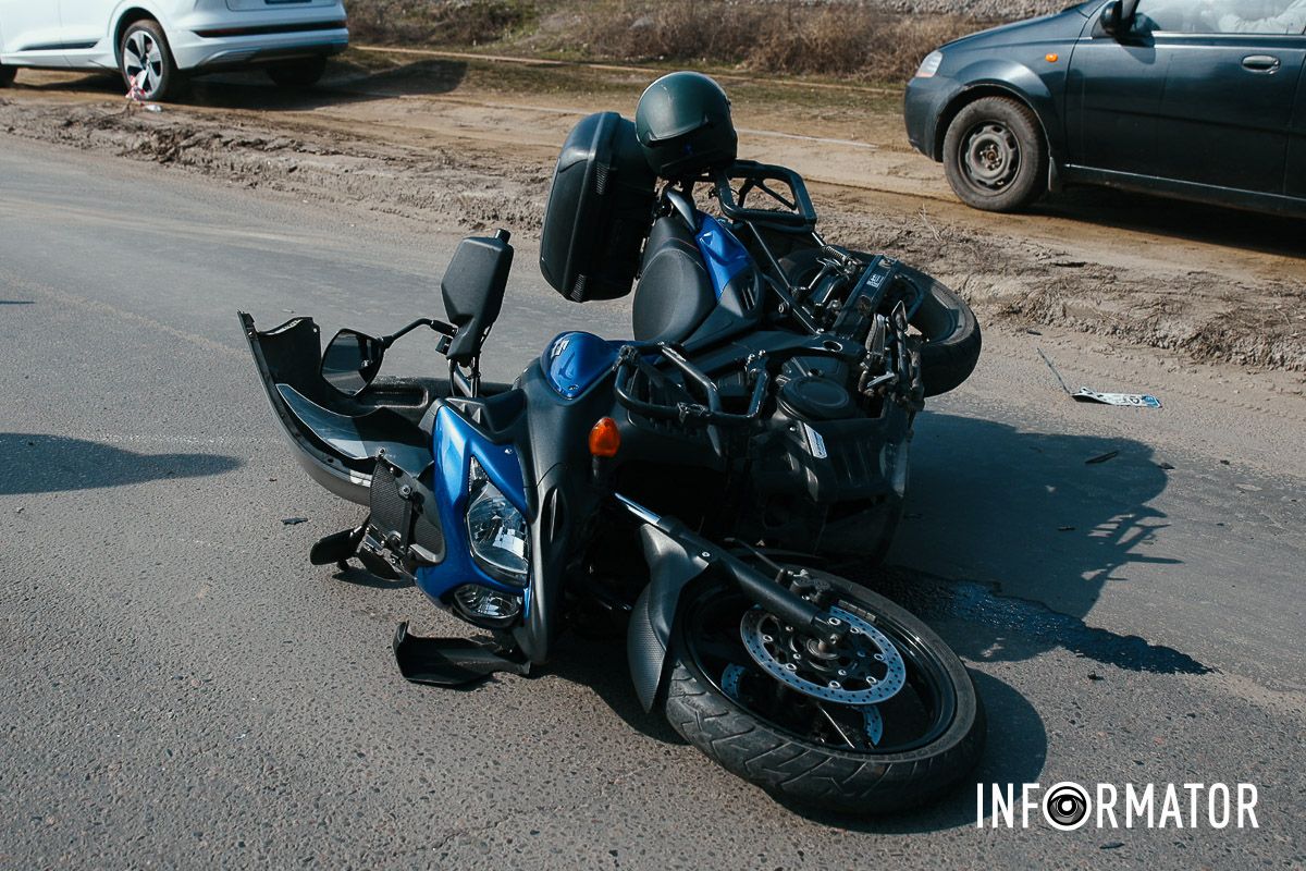 У Дніпрі на Нечуя-Левицького зіткнулись Daewoo та мотоцикліст: рух ускладнений 11