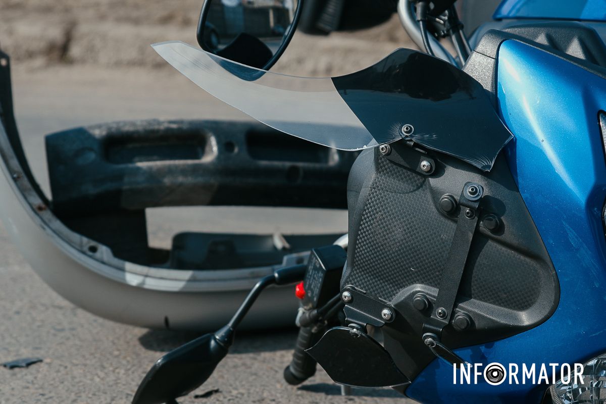 У Дніпрі на Нечуя-Левицького зіткнулись Daewoo та мотоцикліст: рух ускладнений 12