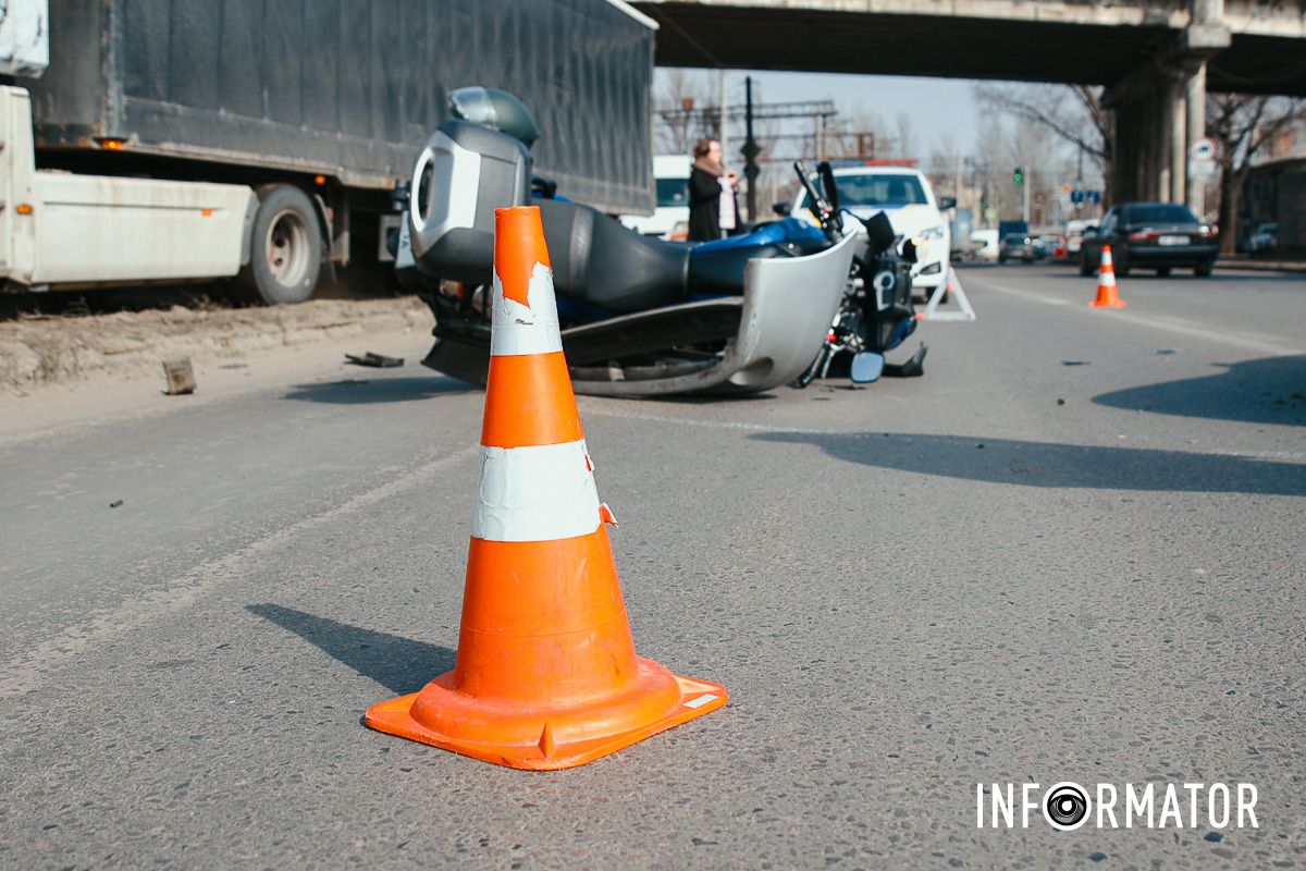 У Дніпрі на Нечуя-Левицького зіткнулись Daewoo та мотоцикліст: рух ускладнений 13