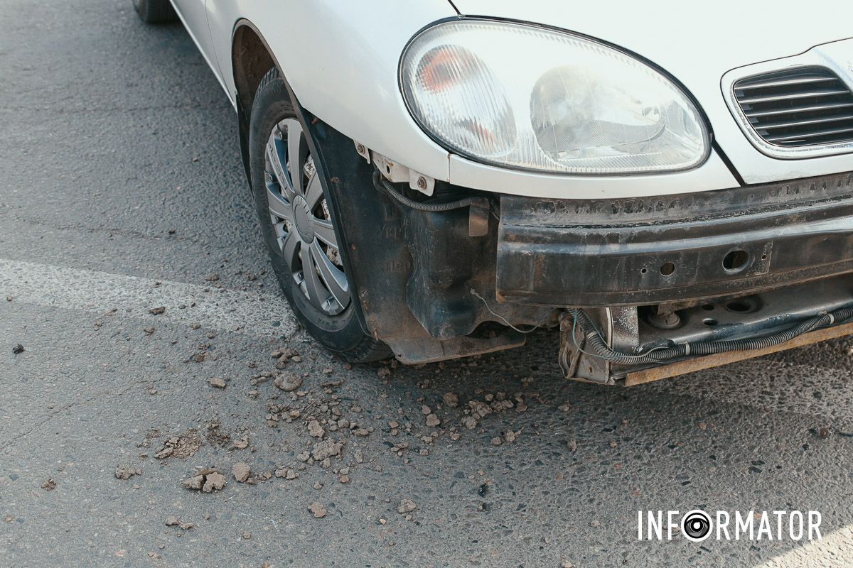 У Дніпрі на Нечуя-Левицького зіткнулись Daewoo та мотоцикліст: рух ускладнений 14