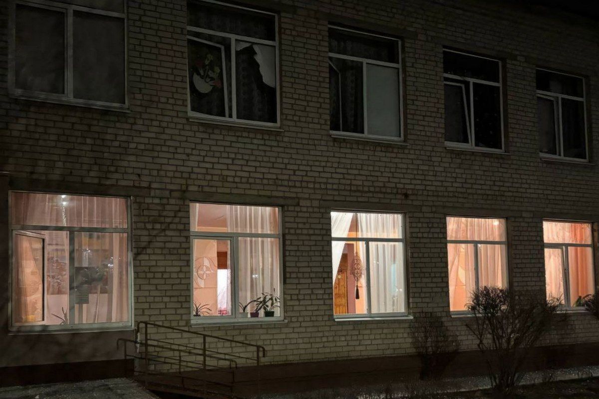 В школе и детском саду повреждены окна В школе и детском саду повреждены окна