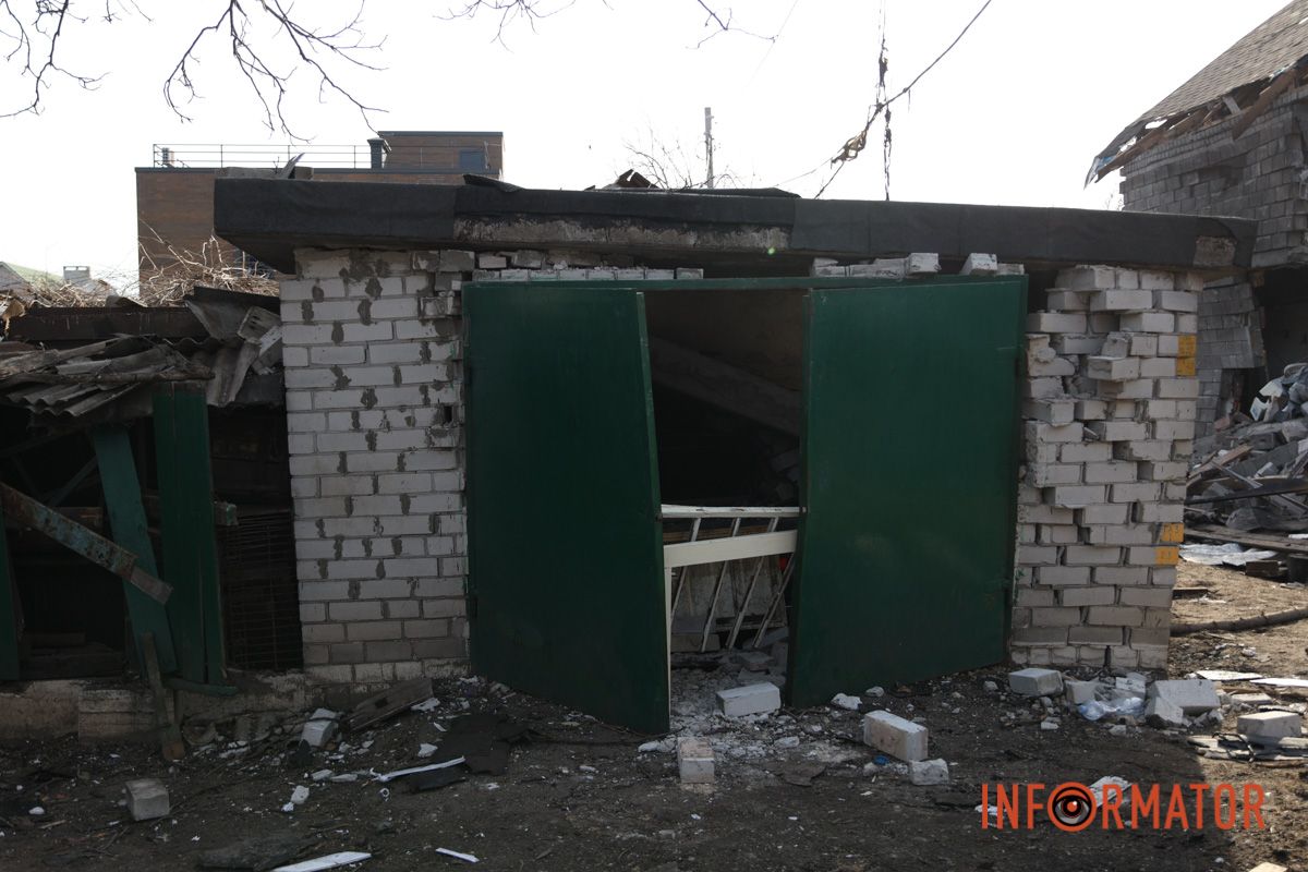 Зруйнований будинок та вибиті вікна: як виглядають наслідки ворожої атаки безпілотниками по Дніпру 4