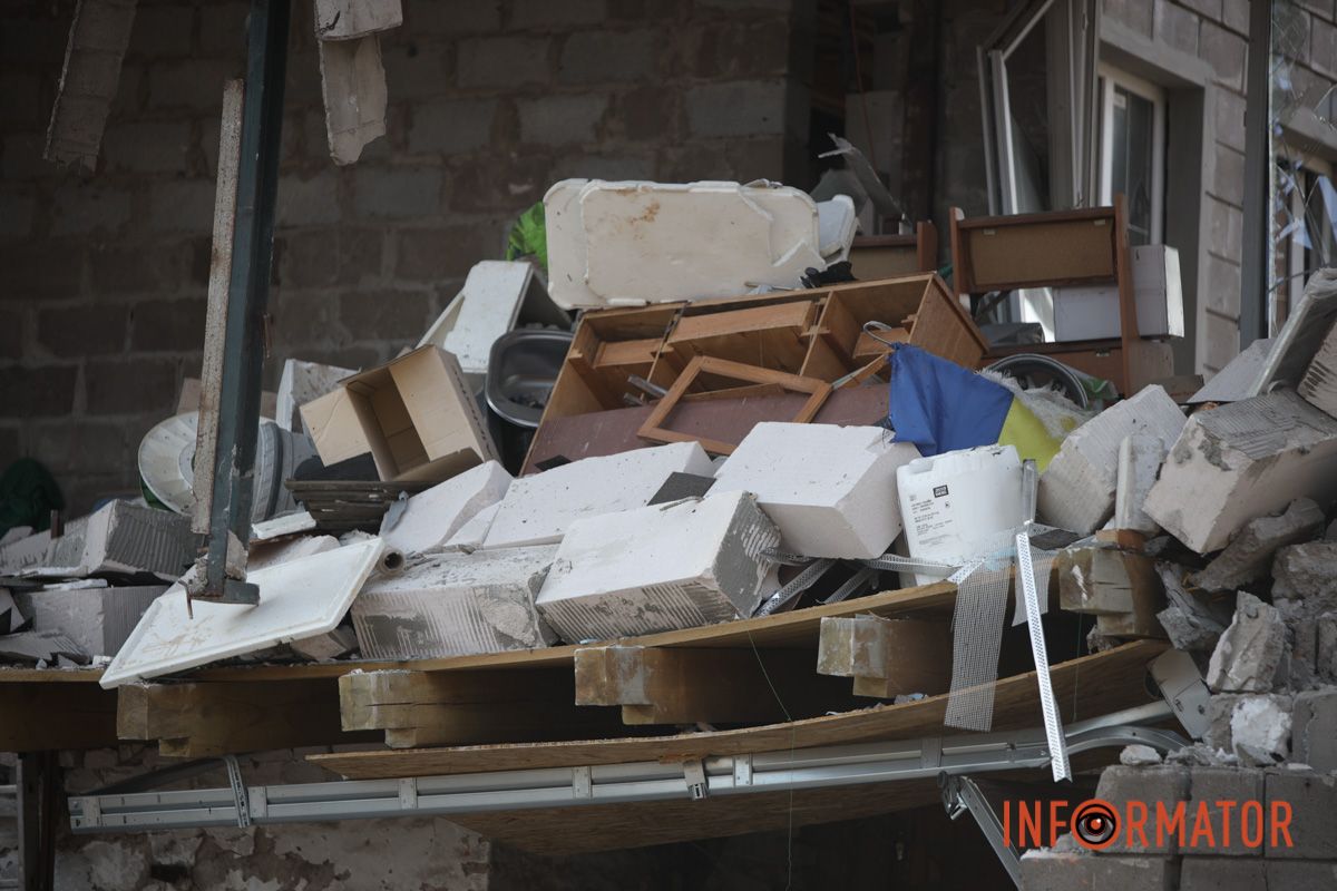 Зруйнований будинок та вибиті вікна: як виглядають наслідки ворожої атаки безпілотниками по Дніпру 5