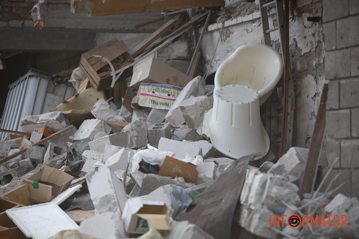 Зруйнований будинок та вибиті вікна: як виглядають наслідки ворожої атаки безпілотниками по Дніпру 7