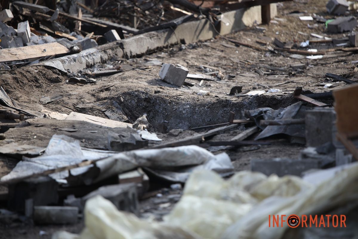 Зруйнований будинок та вибиті вікна: як виглядають наслідки ворожої атаки безпілотниками по Дніпру 8