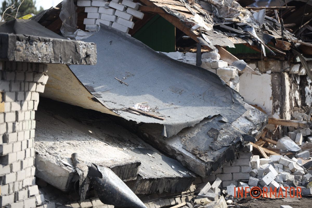 Зруйнований будинок та вибиті вікна: як виглядають наслідки ворожої атаки безпілотниками по Дніпру 9