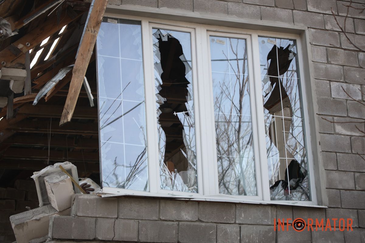 Зруйнований будинок та вибиті вікна: як виглядають наслідки ворожої атаки безпілотниками по Дніпру 11