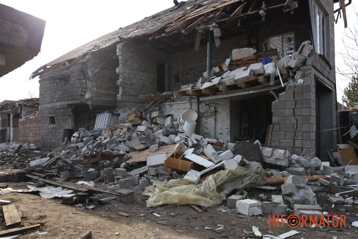 Зруйнований будинок та вибиті вікна: як виглядають наслідки ворожої атаки безпілотниками по Дніпру 13