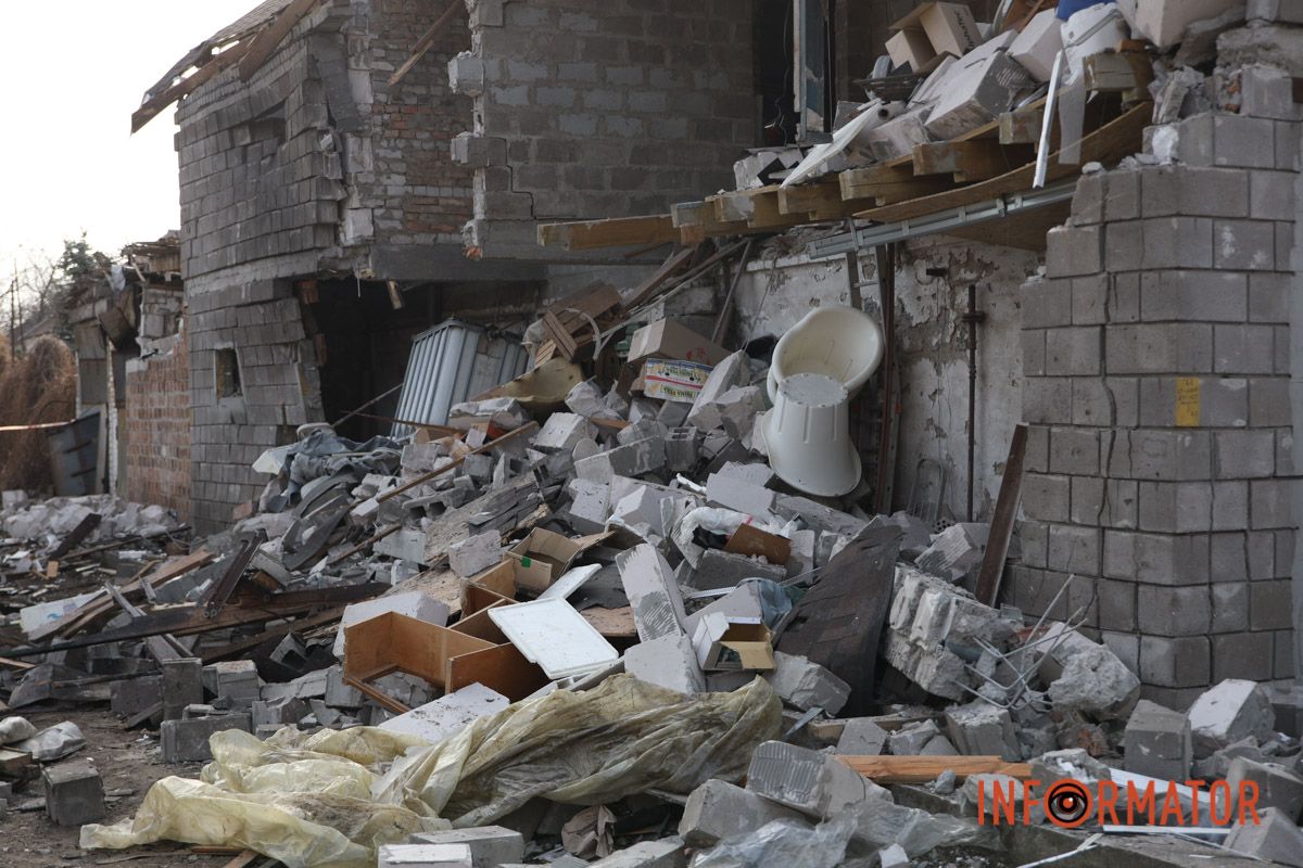 Зруйнований будинок та вибиті вікна: як виглядають наслідки ворожої атаки безпілотниками по Дніпру 14