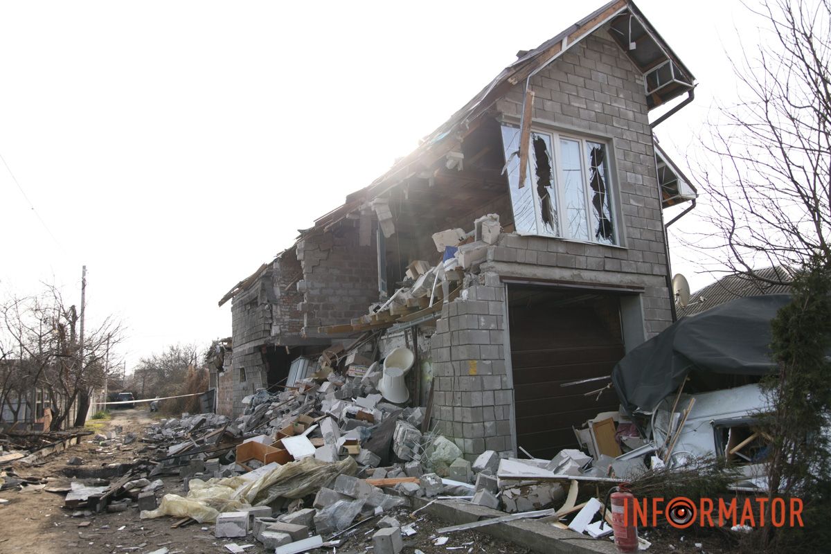 Зруйнований будинок та вибиті вікна: як виглядають наслідки ворожої атаки безпілотниками по Дніпру 15