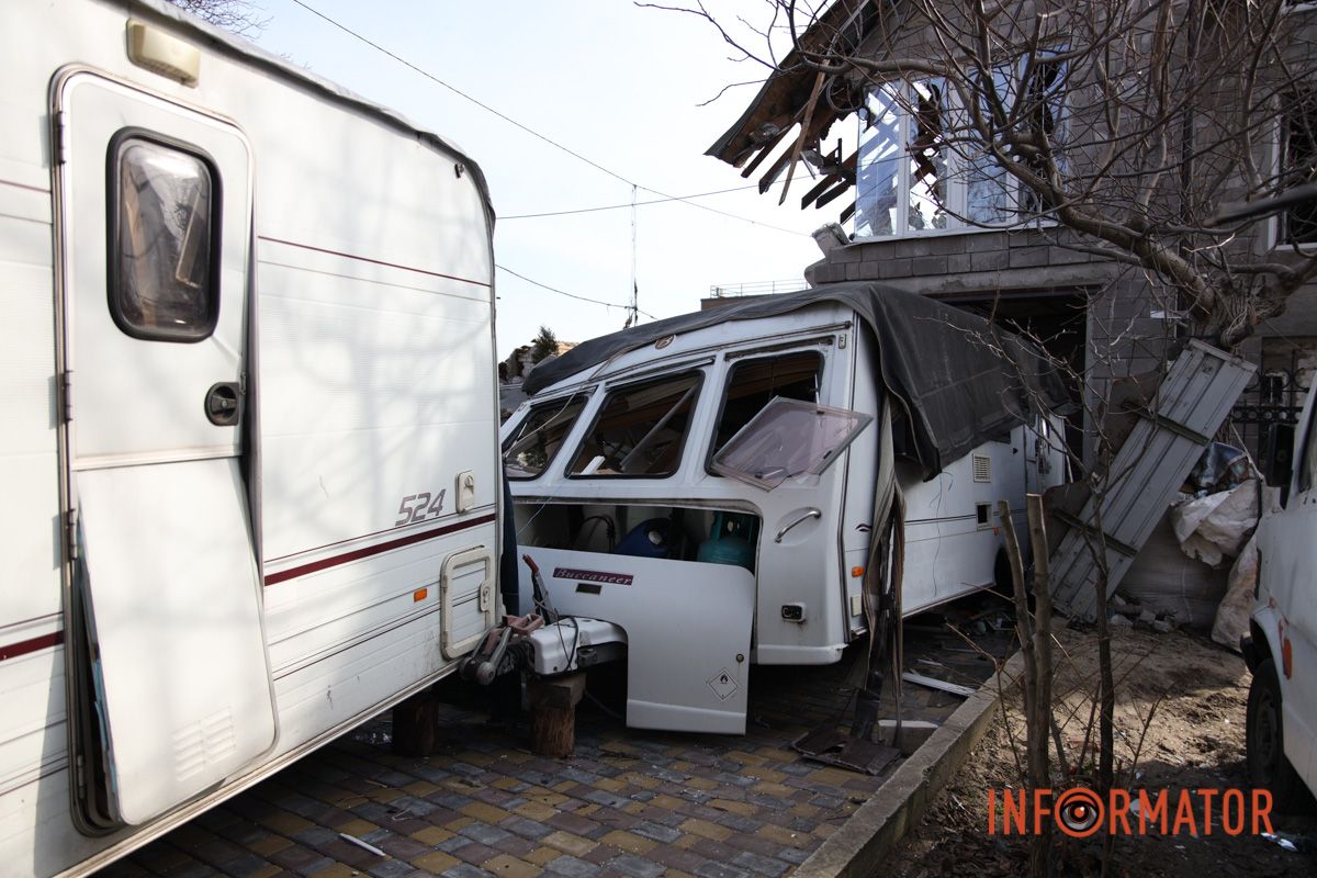 Зруйнований будинок та вибиті вікна: як виглядають наслідки ворожої атаки безпілотниками по Дніпру 19