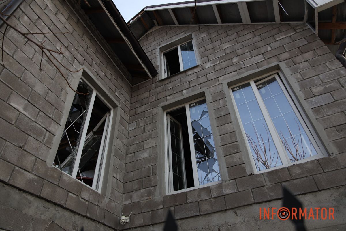 Зруйнований будинок та вибиті вікна: як виглядають наслідки ворожої атаки безпілотниками по Дніпру 17