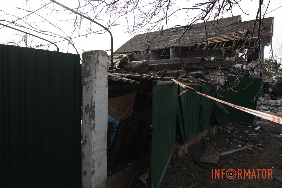 Зруйнований будинок та вибиті вікна: як виглядають наслідки ворожої атаки безпілотниками по Дніпру 16