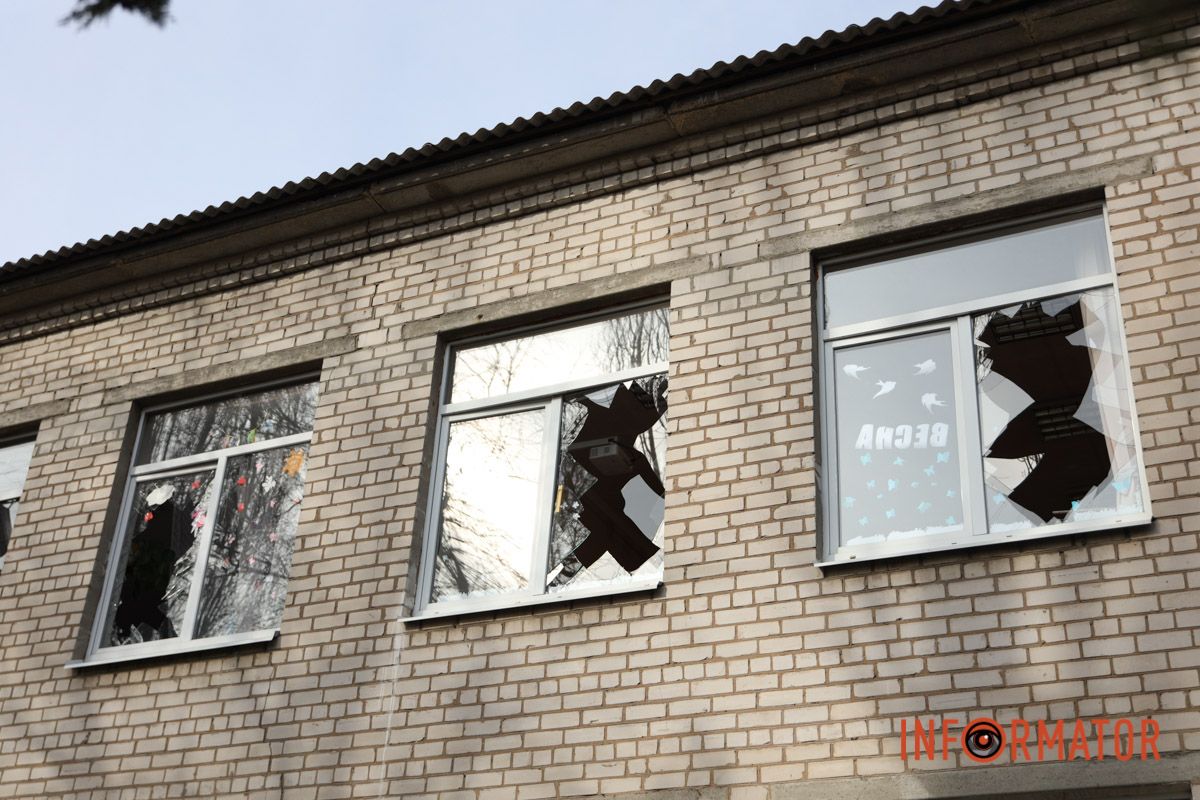 Зруйнований будинок та вибиті вікна: як виглядають наслідки ворожої атаки безпілотниками по Дніпру 19