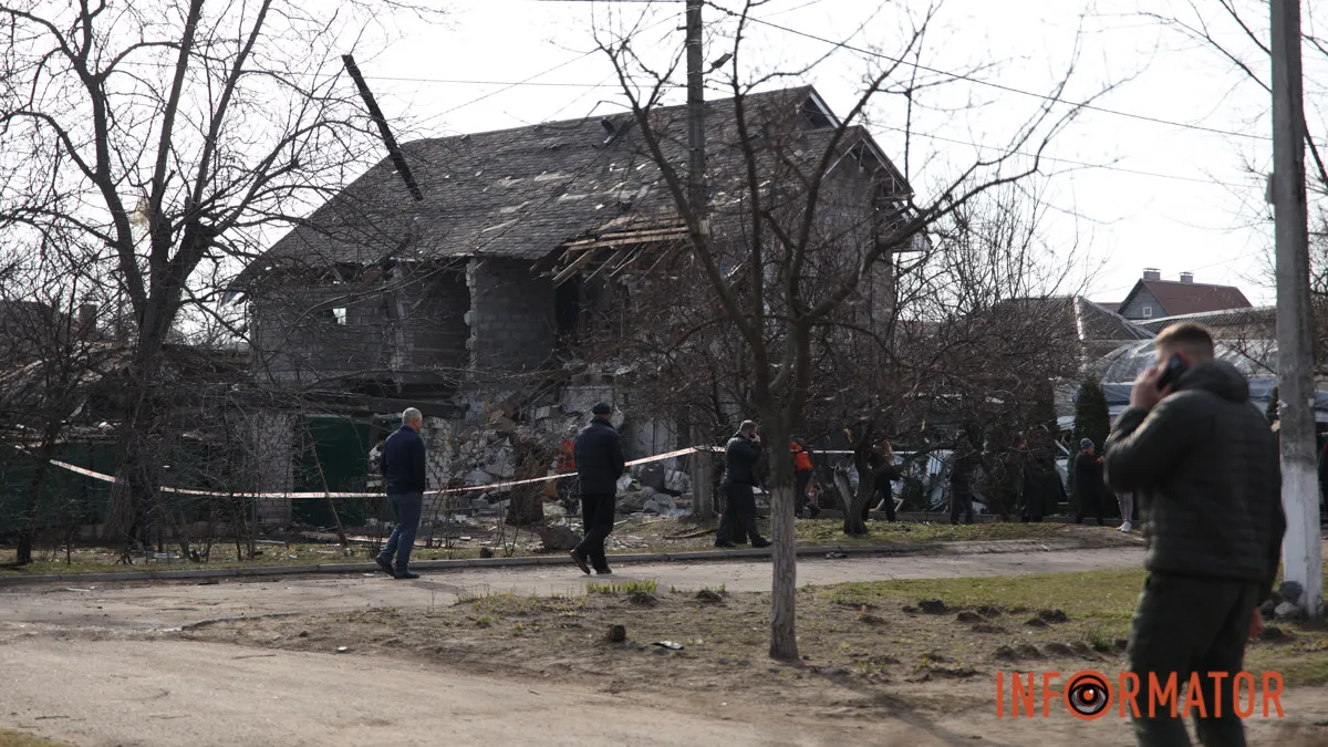 Зруйнований будинок та вибиті вікна: як виглядають наслідки масованої ворожої атаки безпілотниками по Дніпру