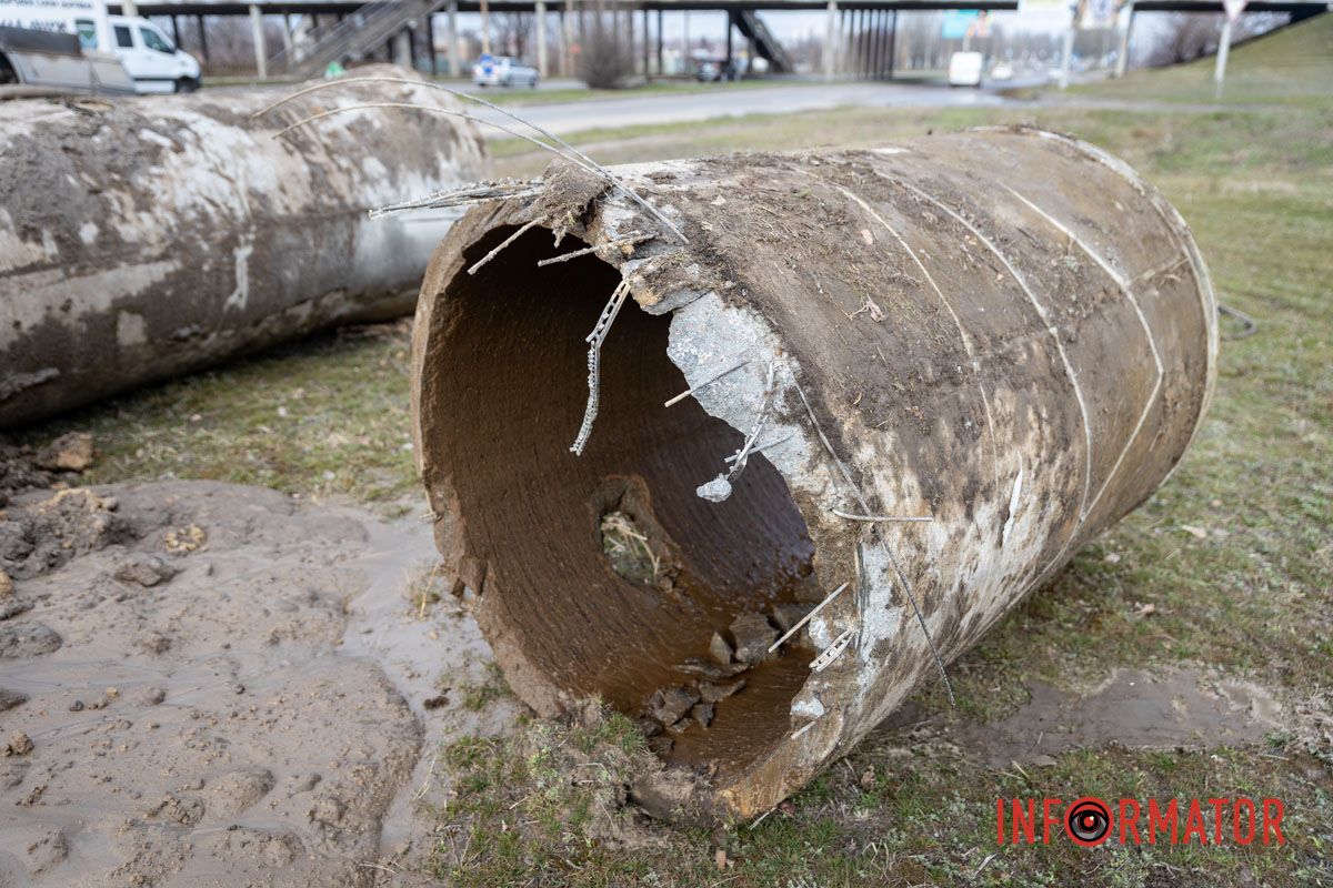  Вони замінюють пошкоджену ділянку водоводу Д1000