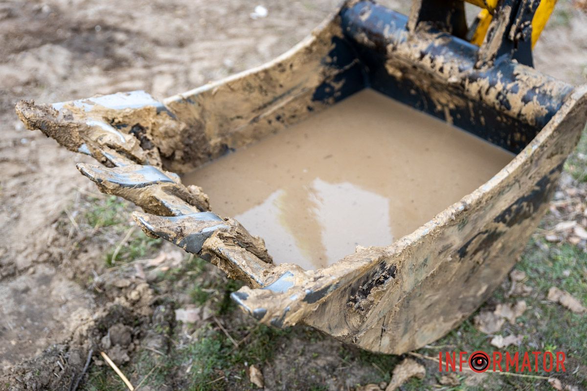 Вичерпують воду 