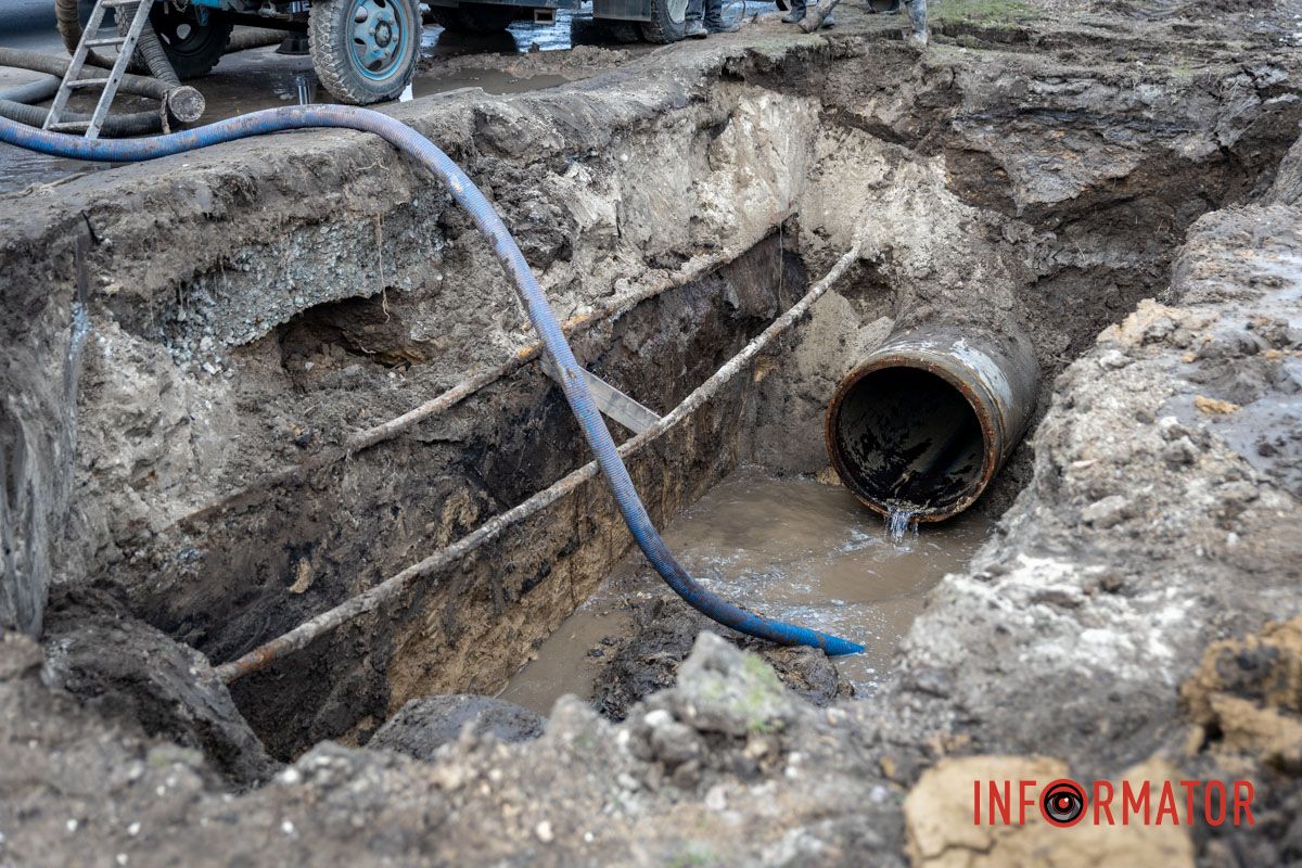 Викачують воду 