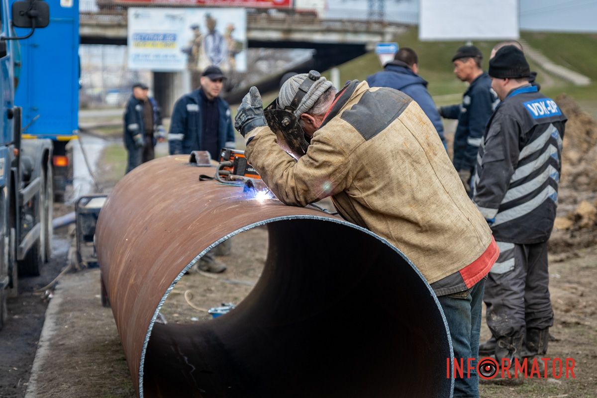 Зварюють трубу