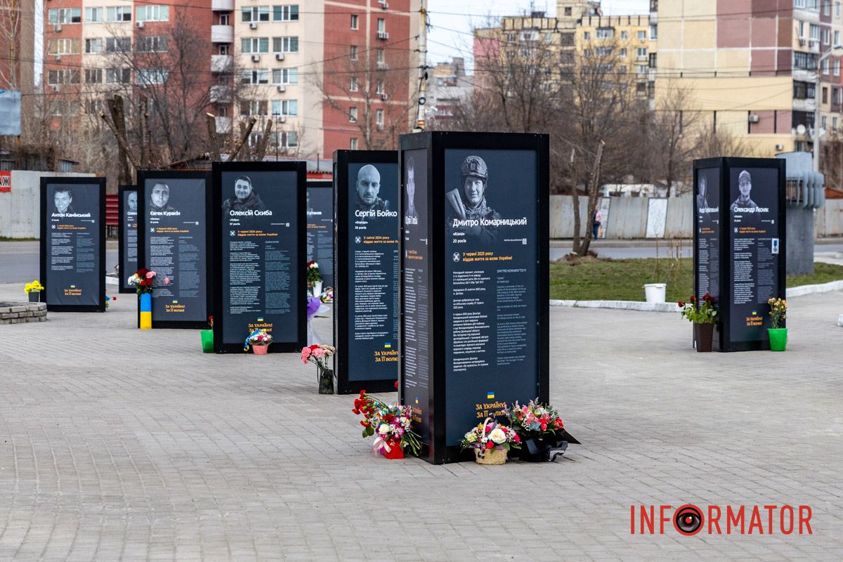 В Днепре планируют создать постоянный мемориальный комплекс на месте нынешней аллеи Жизнь, которую оборвала война: в Днепре на площади Единства обновили аллею памяти 5