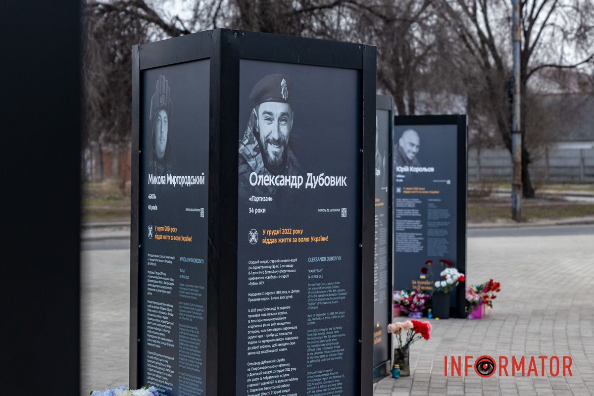 Каждое фото – история героя Жизнь, которую оборвала война: в Днепре на площади Единства обновили аллею памяти 15