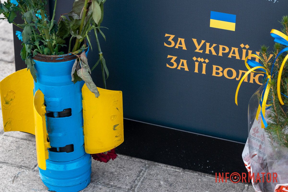 Фото - Дмитрий Дворский Жизнь, которую оборвала война: в Днепре на площади Единства обновили аллею памяти 9